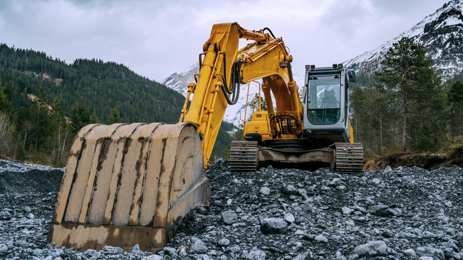 Koparka pracująca w górach