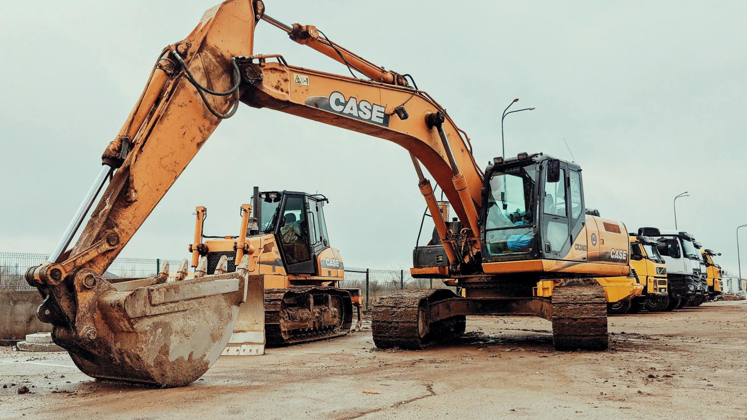 Koparka na budowie podczas pracy