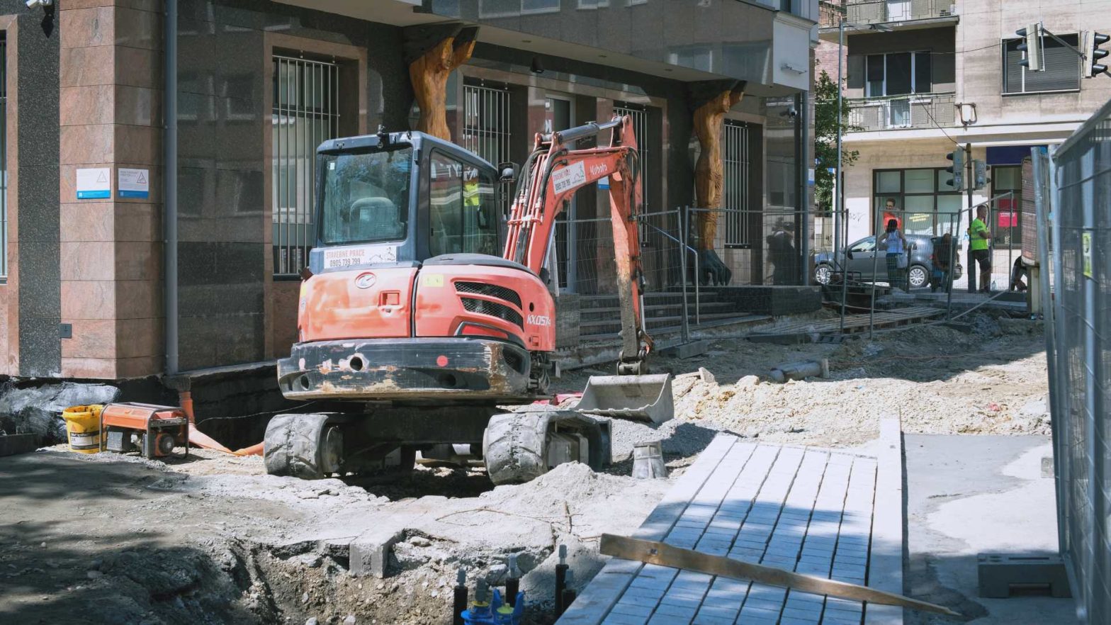 Minikoparka w obsłudze podczas pracy