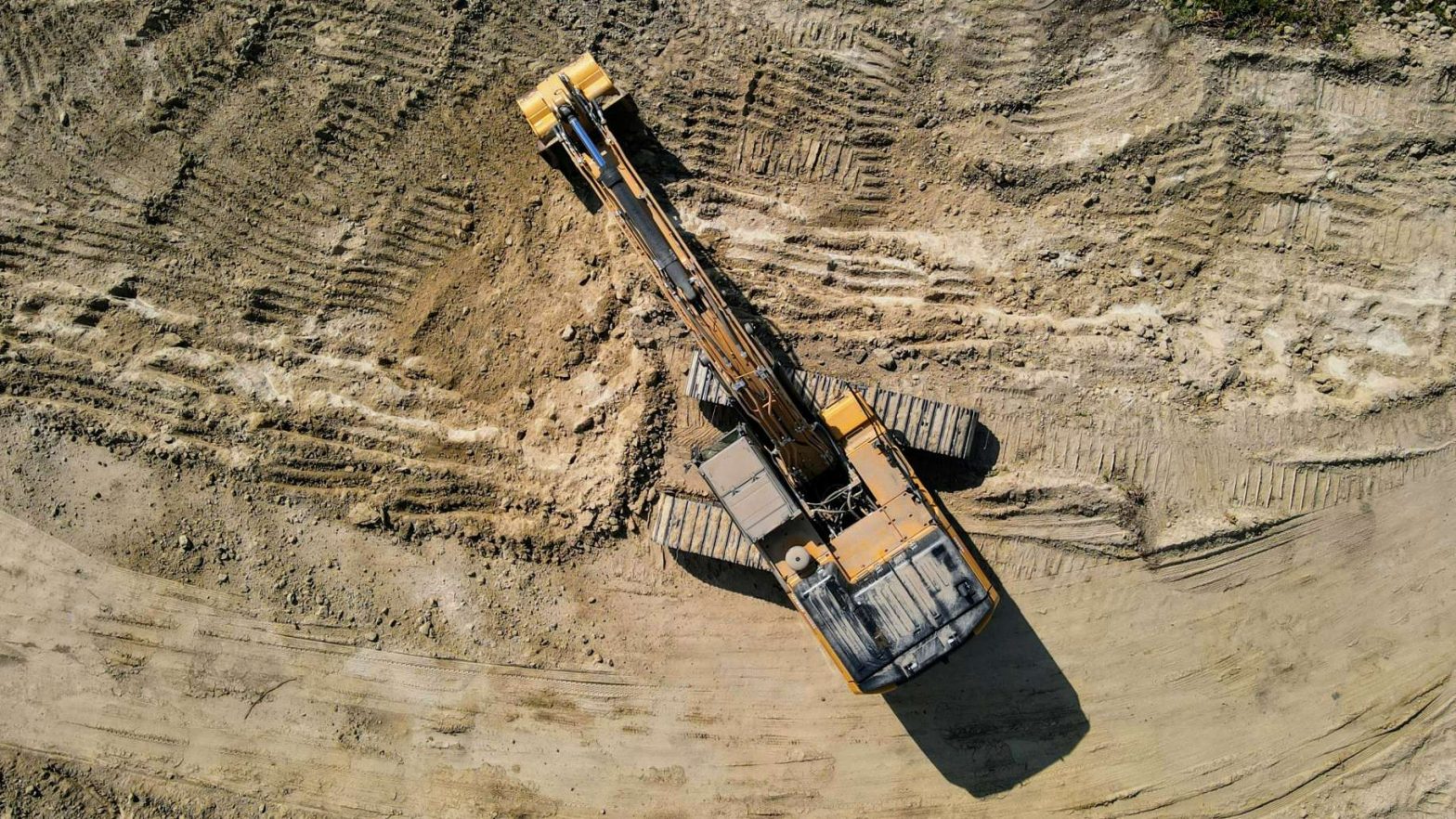 Koparka z operatorem z uprawnieniami