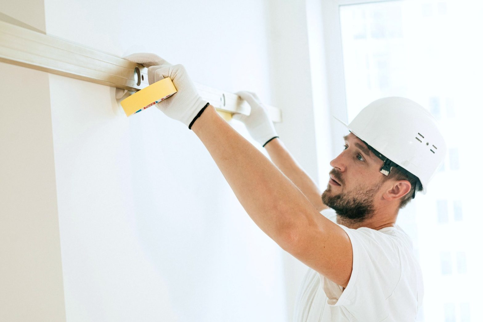 Budowanie ściany w domu