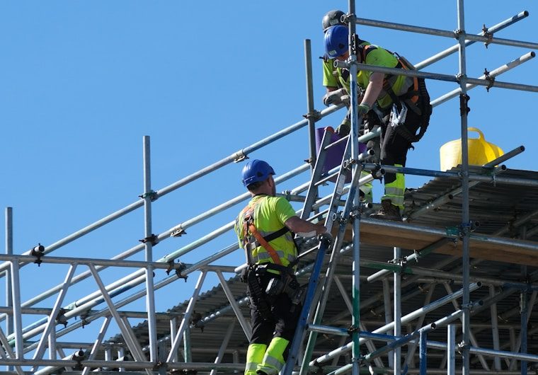 Niebieski kask na budowie - znaczenie i zastosowanie
