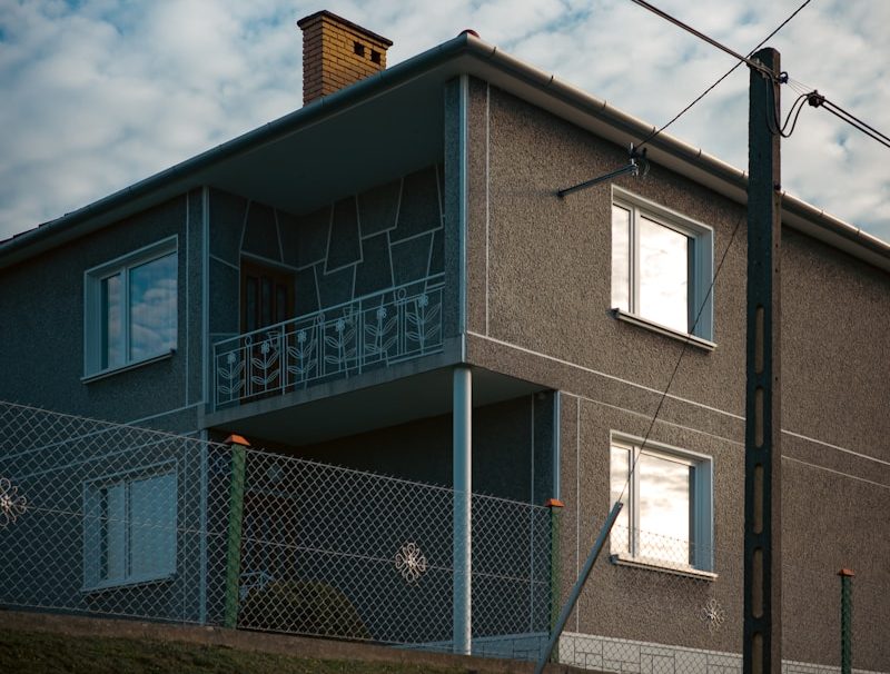 Grafitowa elewacja domu – elegancja i nowoczesność w architekturze