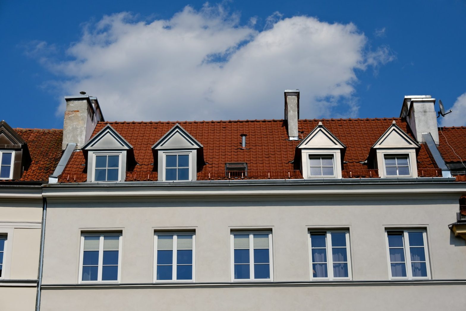 Czerwony dach z szarą elewacją – idealne połączenie kolorów